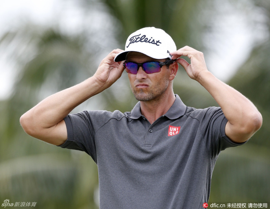 达斯汀·约翰逊在观众注视下果断推击，小球应声入洞，他随即握拳庆祝这关键的小鸟球。