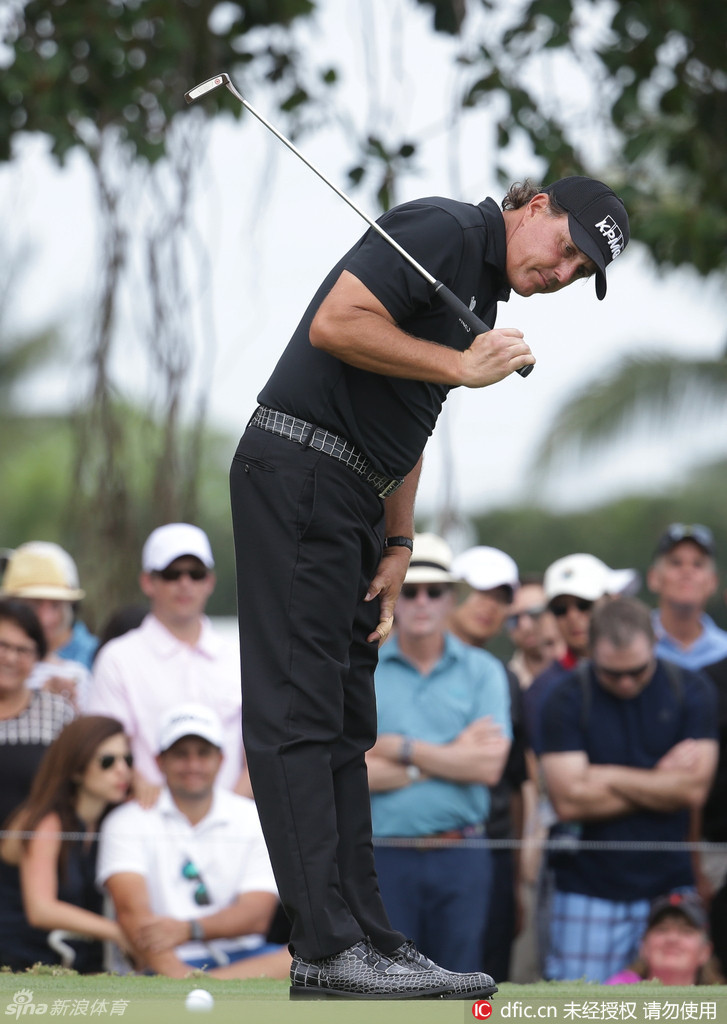 领先组的两位球员在走向下一洞发球台时谈笑风生，紧绷的赛场气氛中难得一见的轻松时刻。