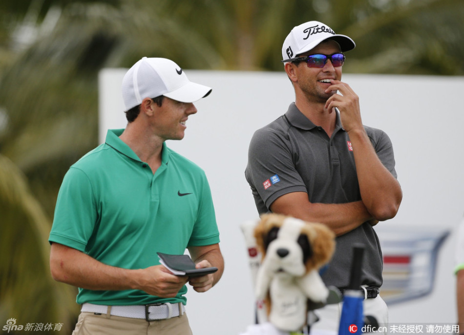 米克尔森与长期合作的球童吉姆·马凯在果岭边全神贯注地研判推杆线路，两人紧锁的眉头预示着这一轮的艰难。