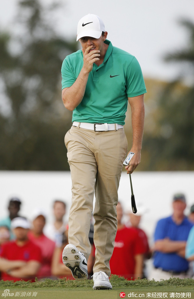 菲尔·米克尔森在沙坑中完成一次漂亮的救球后，表情冷静地观察小球落点，尽显老将风范。