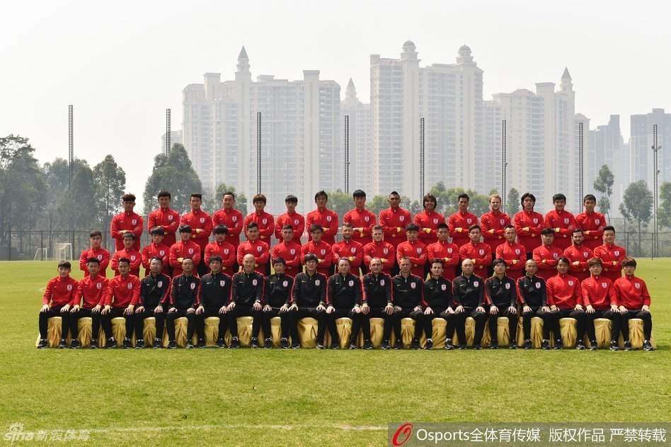 长春亚泰全队赛前合影,球员们眼神坚毅,在夕阳下的绿茵场上并肩挽手,筑起一道保卫春城的血肉长城。