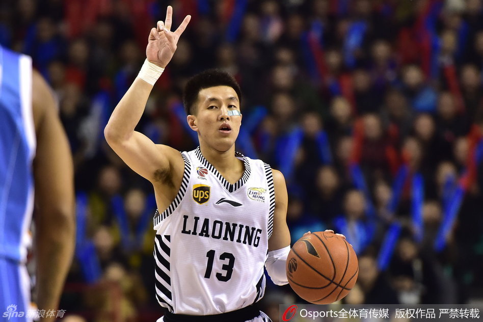 郭艾伦作为进攻发起者，在弧顶指挥队友跑位，他伸出右手示意战术，眼神专注，此刻他是球场上掌控节奏的组织大师。