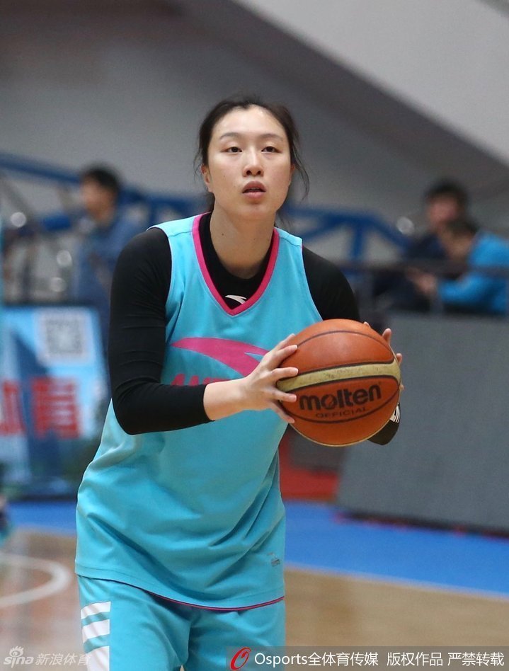 北京队后卫周宏华在助理教练的协助下进行一对一突破练习，汗水浸湿了球衣