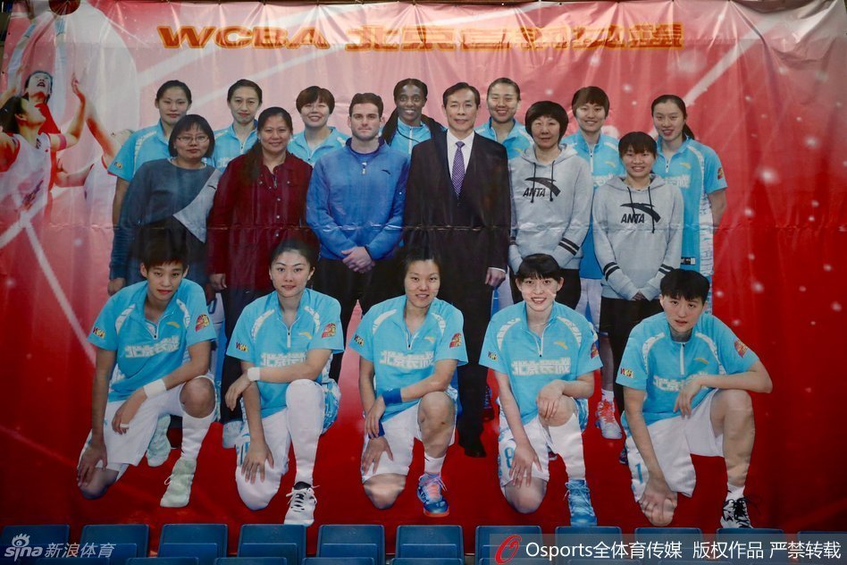 北京女篮核心邵婷运球训练中眼神坚定，休赛期也不放松对自己的严格要求