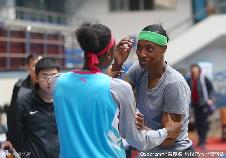 北京女篮外援福尔斯在篮下卡位训练中对抗防守，巨大的身躯展现出内线王牌的统治力