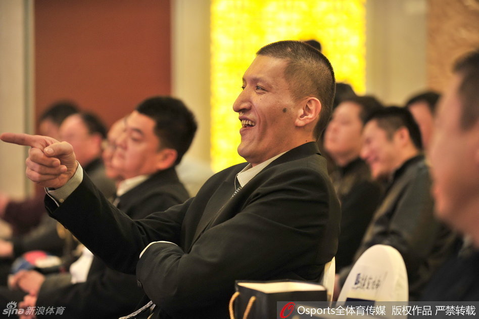 巴特尔与爱女迪菲在会场一角并肩而立，两人相视而笑，父女情深与事业传承的温馨感在这一刻自然流露。