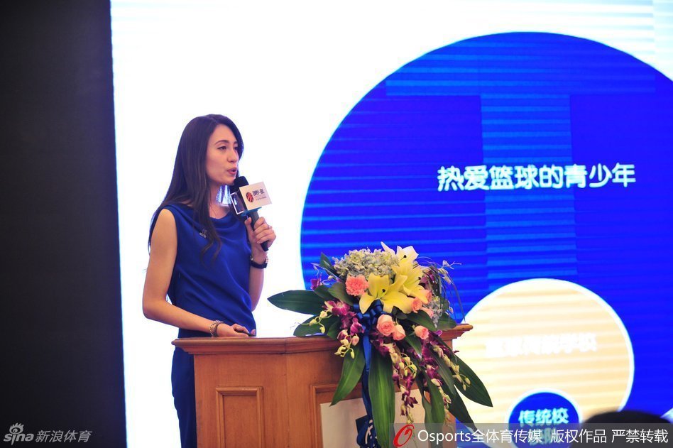 巴特尔侧身倾听嘉宾发言，面露专注神色，标志性的魁梧身材在会场灯光下显得格外沉稳可靠。