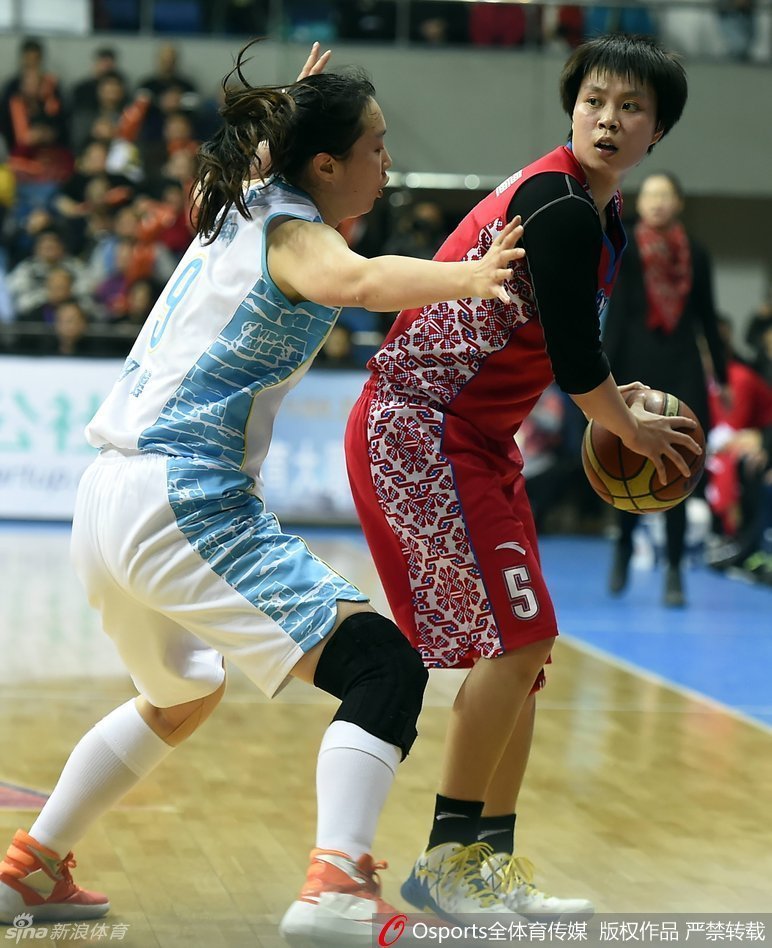 查尔斯与北京队内线篮下激烈卡位，肌肉碰撞火花四溅