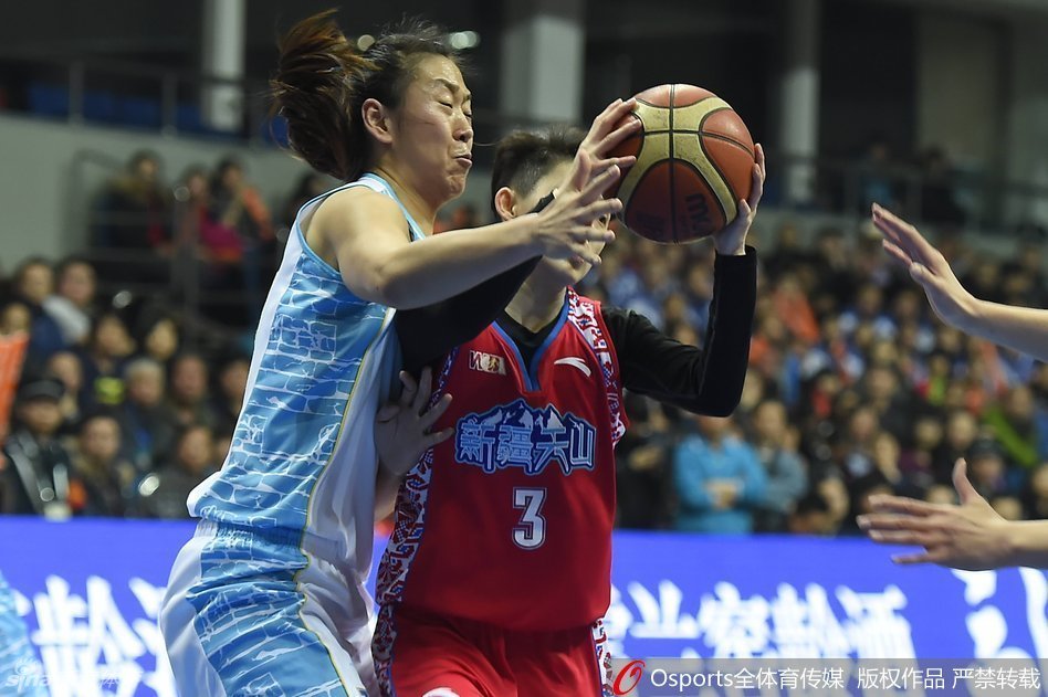 高颂果断跳投，皮球划过一道完美弧线直奔篮筐