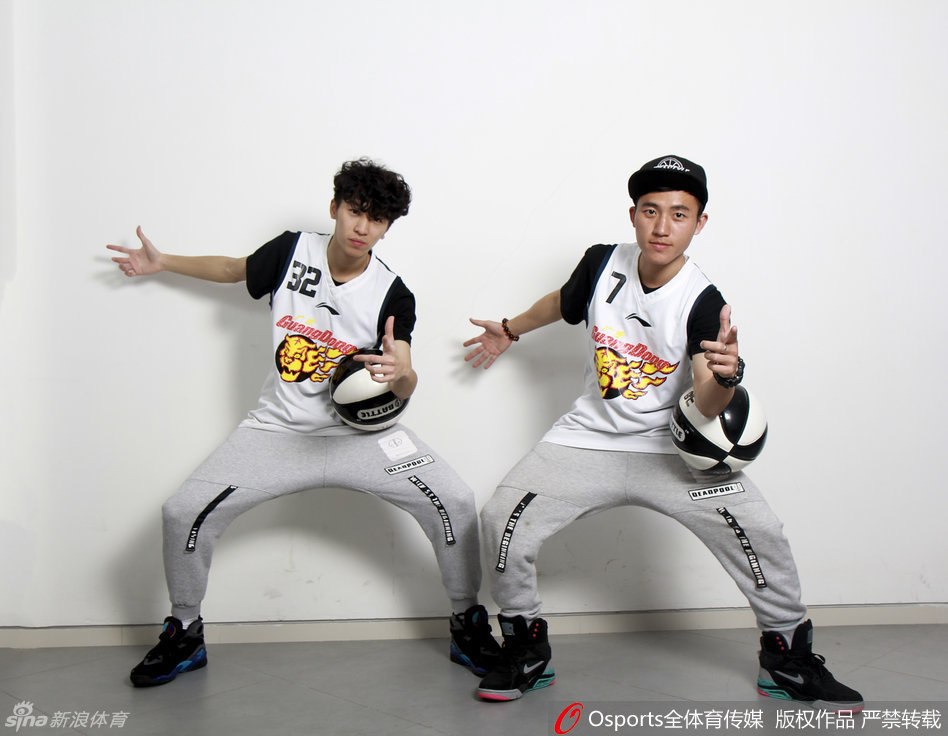 中场休息时，花式篮球队员成为球场焦点，一名队员以头为轴旋转篮球做出高难度的平衡动作，身旁的队友们则击掌鼓励，这别出心裁的助威方式让紧张的赛场氛围轻松了不少。