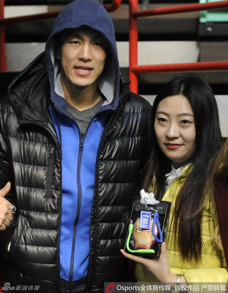 核心后卫郭艾伦正在拉伸韧带，他表情专注眼神坚毅，每一个热身动作都透露着职业球员的严谨与自律。