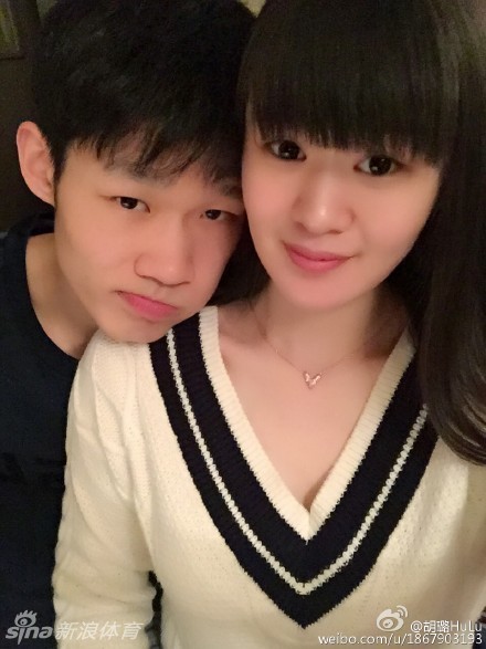 2 / 17 北京时间2月29日,浙江广厦队球员胡金秋的女友王璐晒出甜蜜