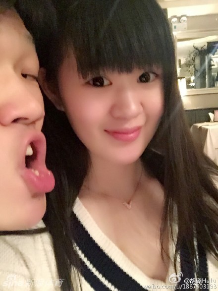 在一片美丽的自然风光前，胡金秋温柔地注视着身边的王璐，王璐则对着镜头露出幸福而羞涩的微笑。