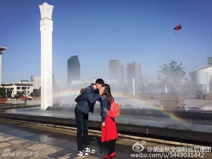 胡金秋与王璐青涩同框，两人笑容灿烂，王璐甜蜜地靠在胡金秋肩头，画面洋溢着青春的气息。