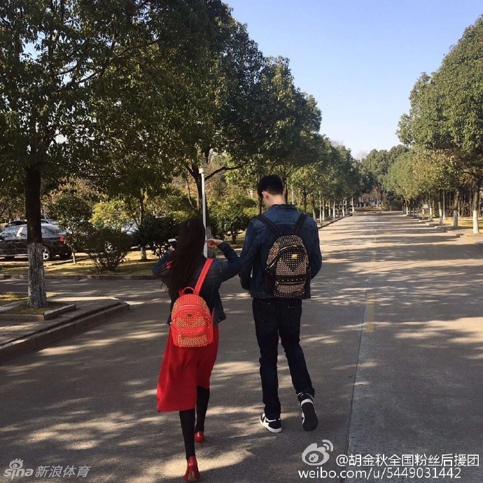 广厦新星胡金秋与女友秀恩爱