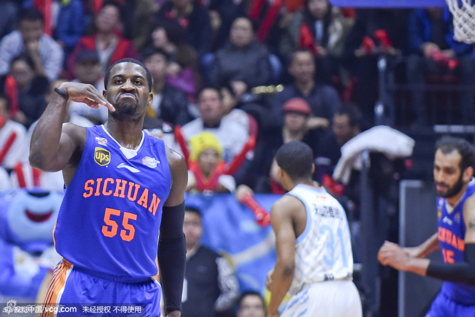 迈克·哈里斯在命中关键球后，张大嘴巴仰天长啸，青筋暴起，用最原始的力量嘶吼，将球队扛进总决赛的豪情尽数宣泄。