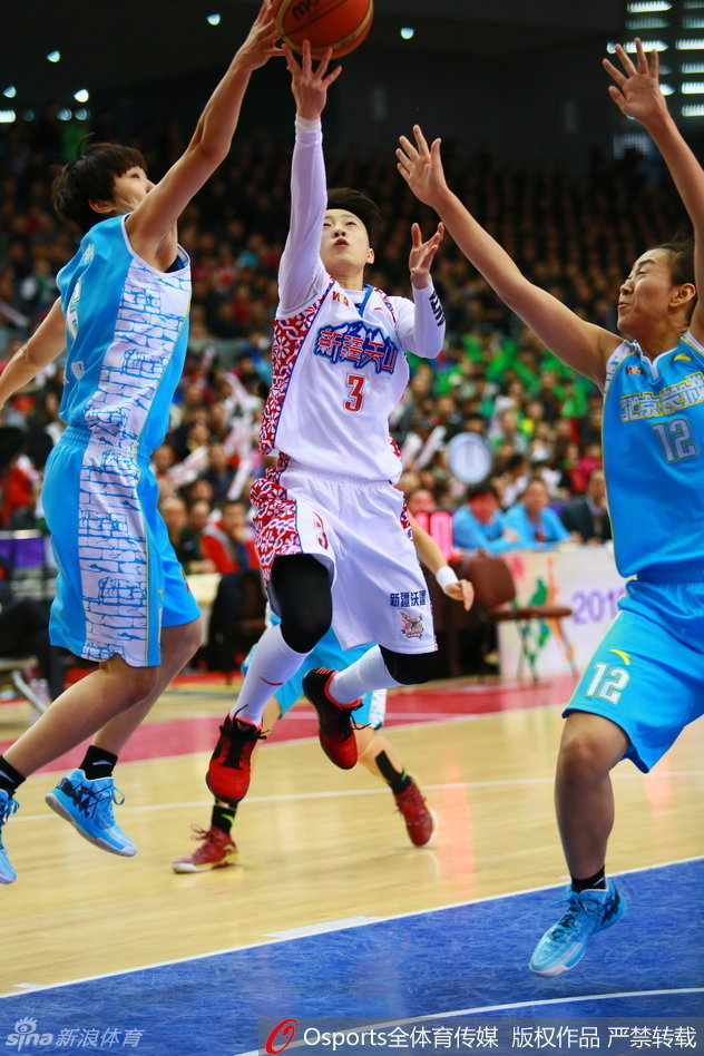 彭诗晴闪电般穿透防线，轻盈跃起，在对抗中完成高难度的上篮动作