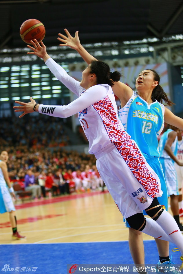 福尔斯旱地拔葱般腾空而起，修长的手臂在空中划过一道弧线，将球稳稳放入篮圈