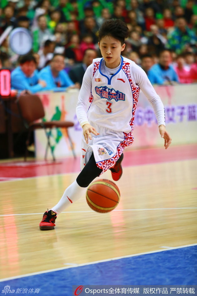 福尔斯犹如神兵天降，巨掌横空出世，将对手的投篮死死钉在篮板之上