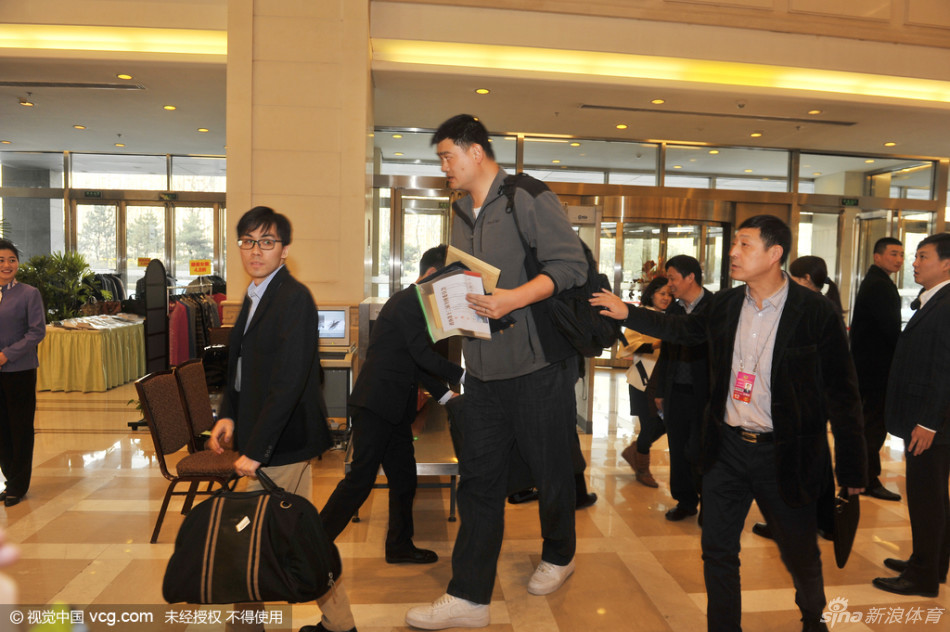 在小组讨论现场，姚明微微低头，认真倾听身旁另一位委员的发言。即使坐着，他的姿态也谦逊而专注，与身旁的委员形成了饶有趣味的“最萌身高差”。