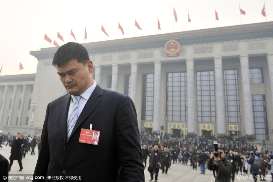 在人民大会堂的穹顶之下，姚明独自走过长廊。逆光中，他的身影被拉得格外长，仿佛在诉说着中国体育改革之路的深远与漫长。