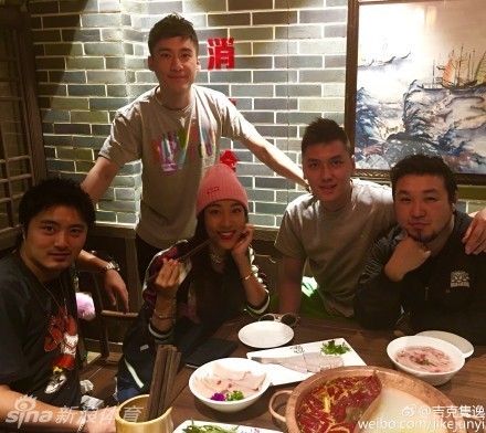 翻滚的红油汤底热气腾腾，吉克隽逸手持长筷，正专注地为自己调配一碗香气四溢的火锅小料，那熟练的手势透露出她对麻辣滋味发自内心的热爱。