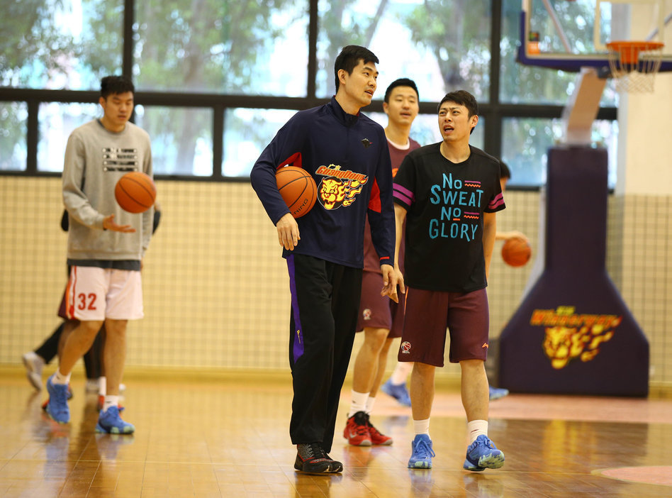 队长周鹏高高跃起，专注地练习投篮，他的姿态充满了力量感，作为球队的中坚，他必须在生死战中拿出更好的表现。