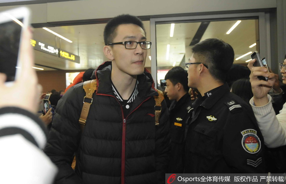 队长杨鸣、内线支柱韩德君、廉明以及伤愈归来的李晓旭一同走出通道。几人面带微笑，边走边聊，举手投足间透露着老友间的默契，面对球迷的呼喊挥手致意。