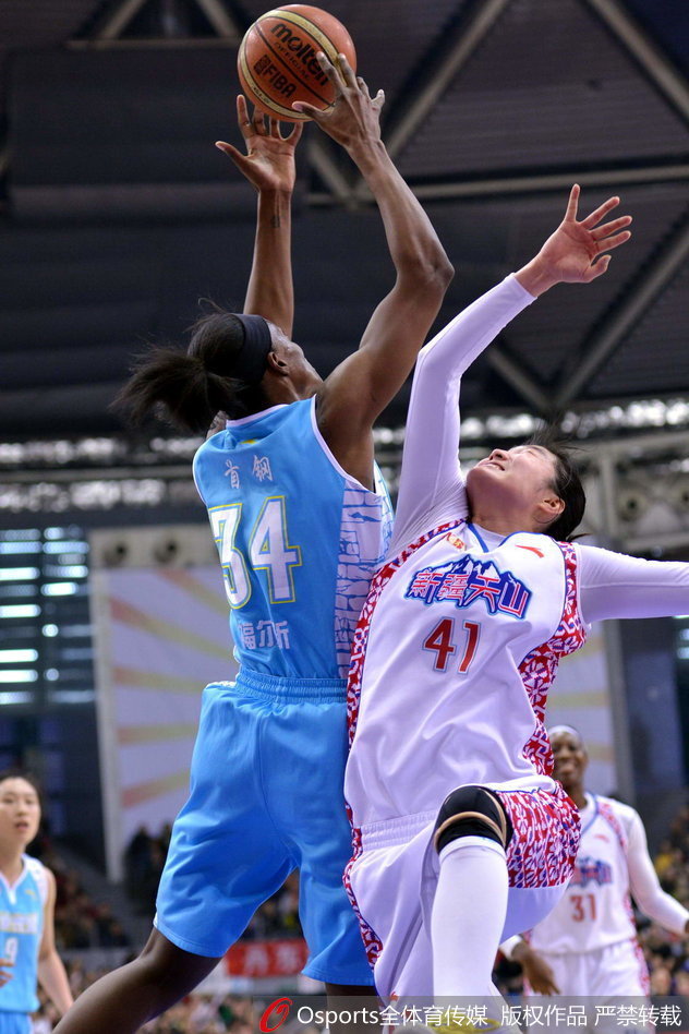 新疆女篮进攻端犀利无比，队员们在展淑萍指导的战术布置下积极跑位，寻找一击制胜的机会。