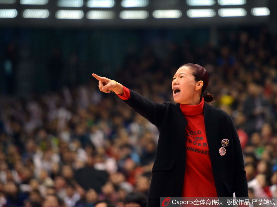 惨烈一战！新疆外援查尔斯在拼抢中眼角被打破，鲜血瞬间染红面颊，这一幕成为总决赛最悲壮的定格。