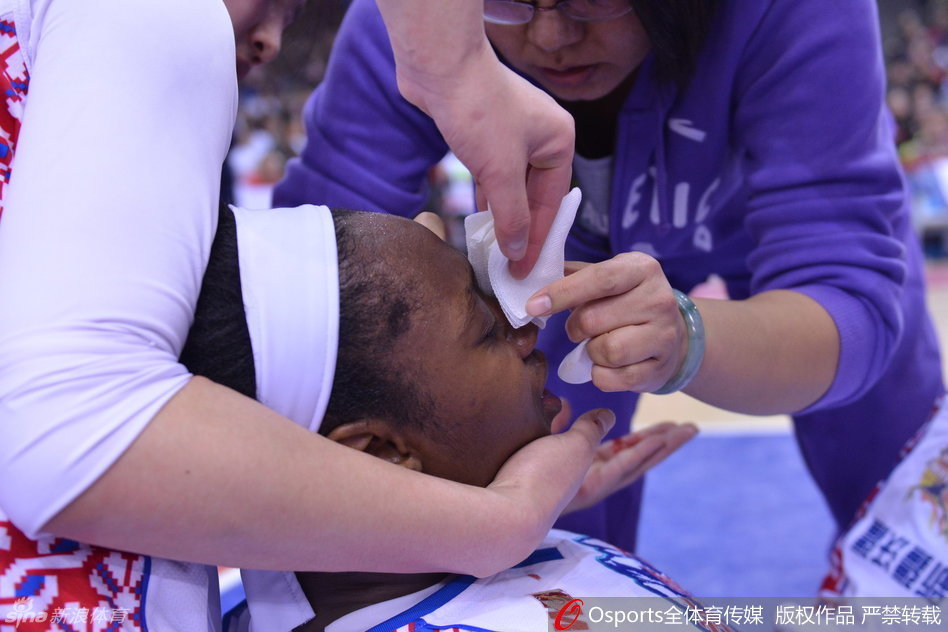 队医紧急进场为查尔斯处理伤口，白色的纱布瞬间被鲜血染红，查尔斯紧闭双眼忍受着剧痛。