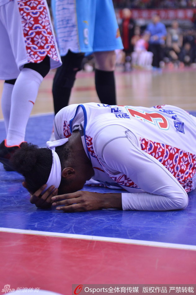 血流满面的查尔斯在工作人员的搀扶下被迫离场，她低着头，身影落寞，现场的球迷无不动容。