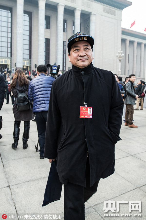 会议发言席上，姜昆手势生动地发表自己的见解，胸前的政协委员出席证格外醒目，周围委员正凝神记录他的发言要点。