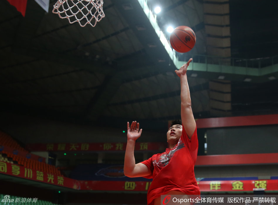 哈里斯的篮下终结瞬间，他高高跃起，手腕柔和地将球送入网窝。这次投篮练习专注而有力，仿佛要将必胜的信念通过篮球灌入篮筐之中。