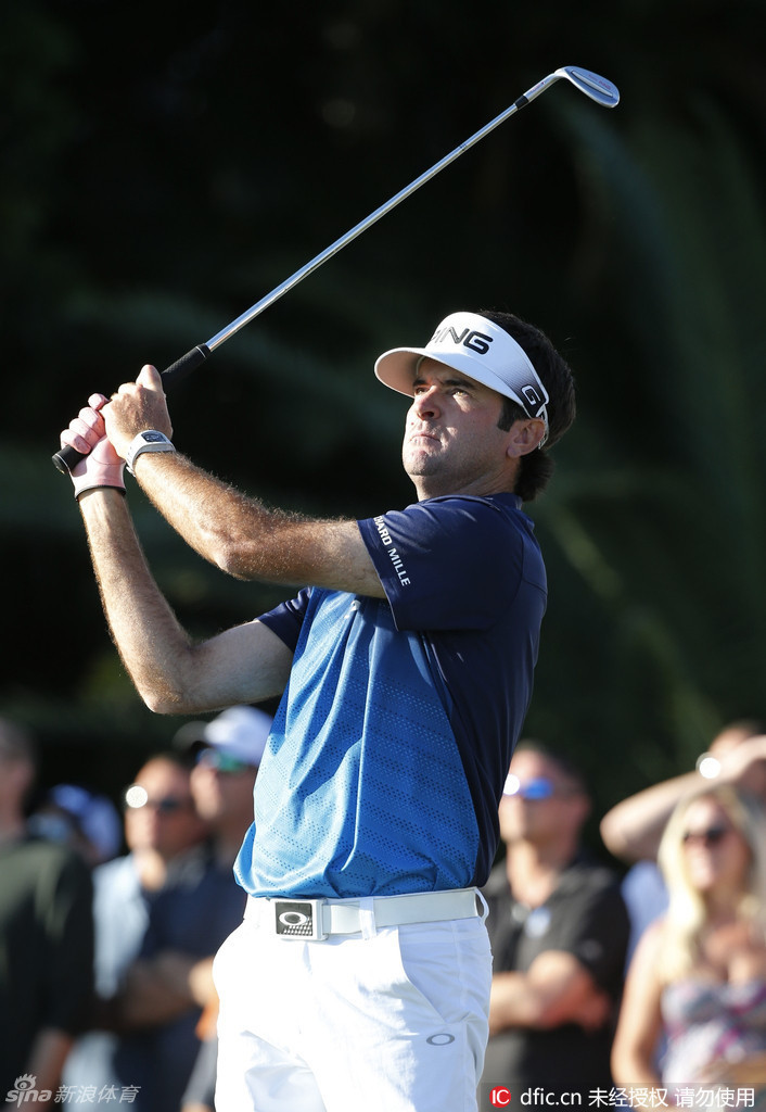 巴巴·沃森完成一记漂亮的击球后，动作凝固在潇洒的收杆瞬间，充满力量感与艺术美感