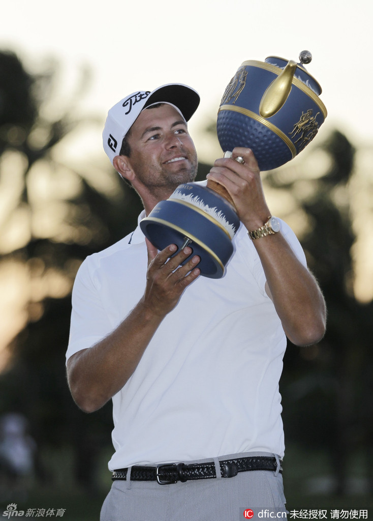 夺冠时刻，亚当·斯科特高高举起冠军奖杯，四周观众欢呼雀跃，共同见证王者加冕的辉煌瞬间