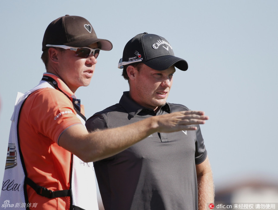 英格兰大师赛冠军丹尼·威利特与他的球童在球道上并肩前行，共同商讨策略，是战友亦是朋友