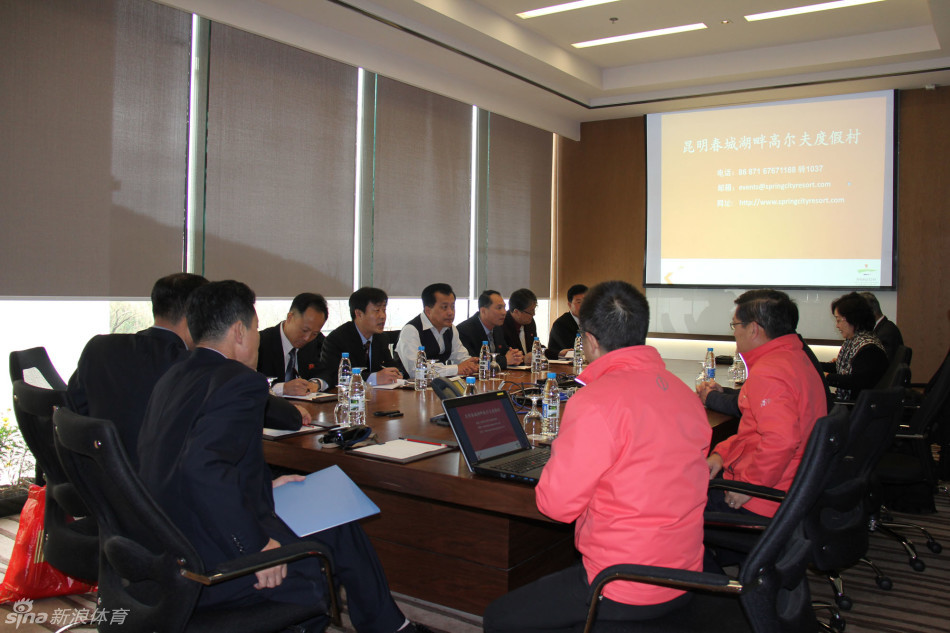 春城度假村高层与朝鲜代表团围坐一堂,进行正式而友好的座谈交流
