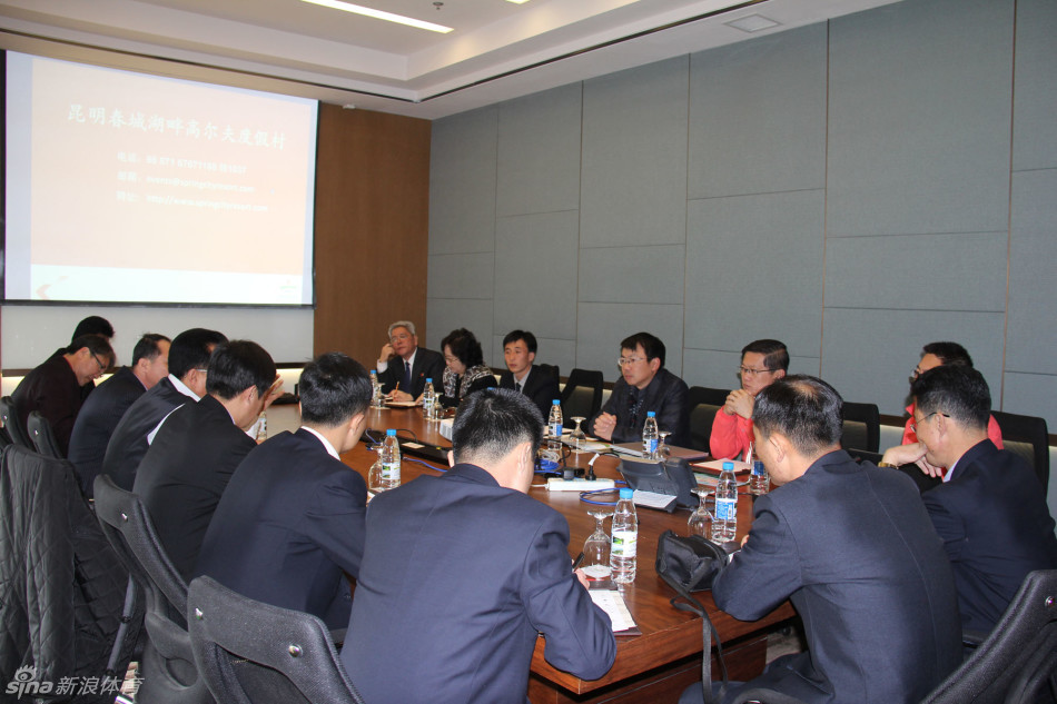 朝鲜客人在会所内仔细观看展示品,神情专注,对球会文化充满兴趣