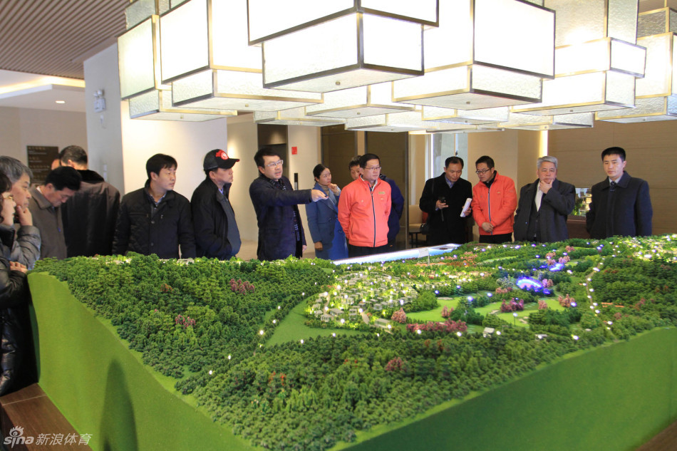 朝鲜代表团在春城湖畔度假村沙盘前认真聆听介绍,目光聚焦于球场布局的每一个细节