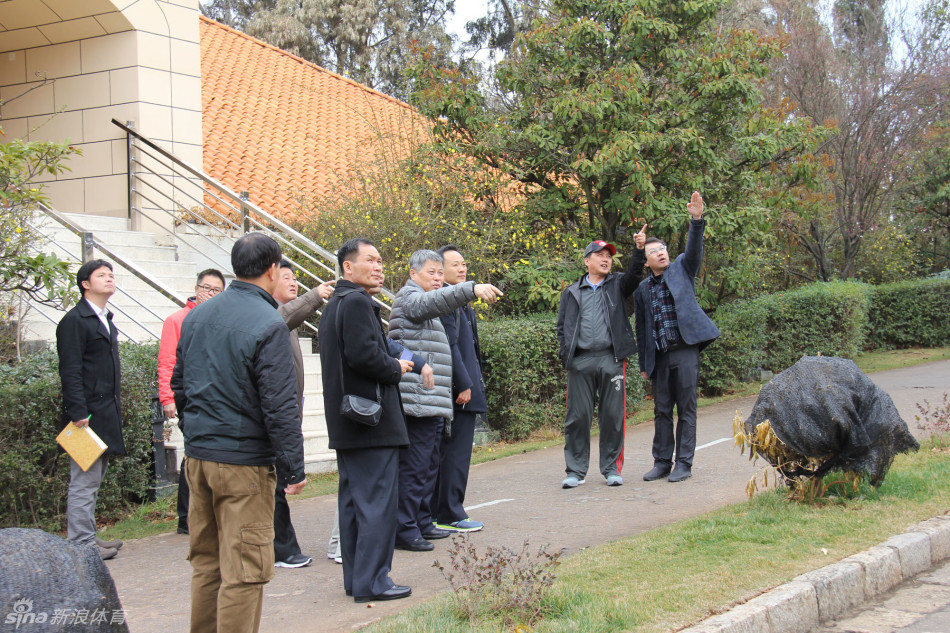 代表团成员在绿意盎然的球道上实地考察,远处是春城标志性的湖光山色