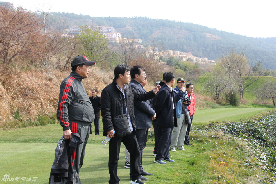 数辆高尔夫球车行驶在春城湖畔的路上,形成一道移动的风景线