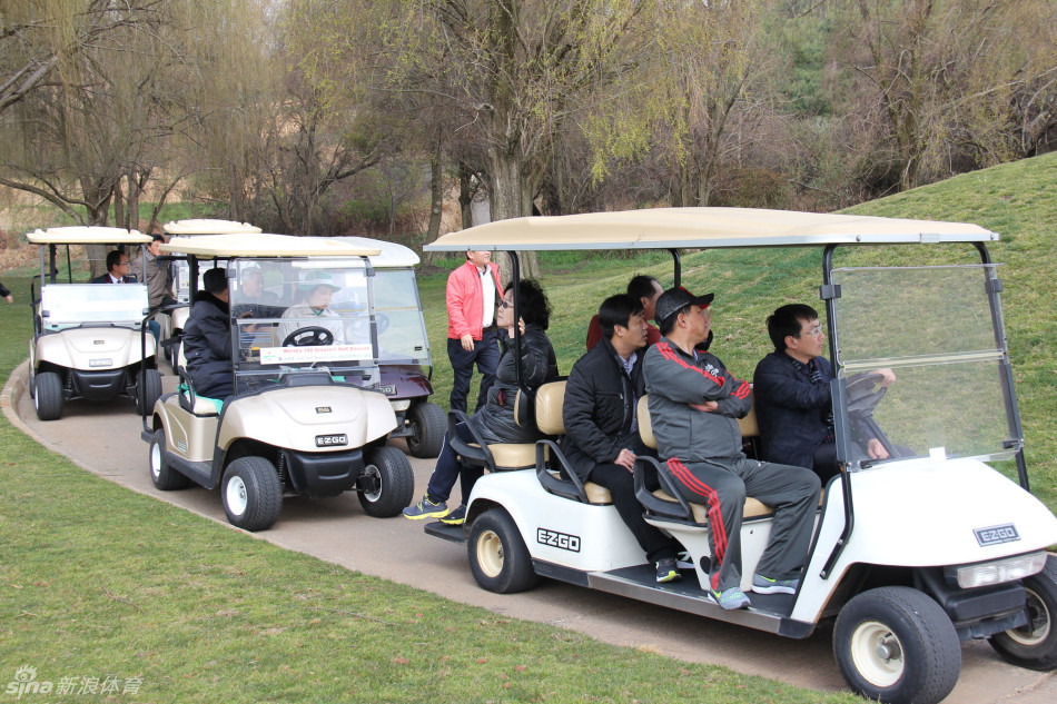代表团在春城湖畔的标志前合影留念,背后是广阔的球场与湖景,寓意着友谊长存