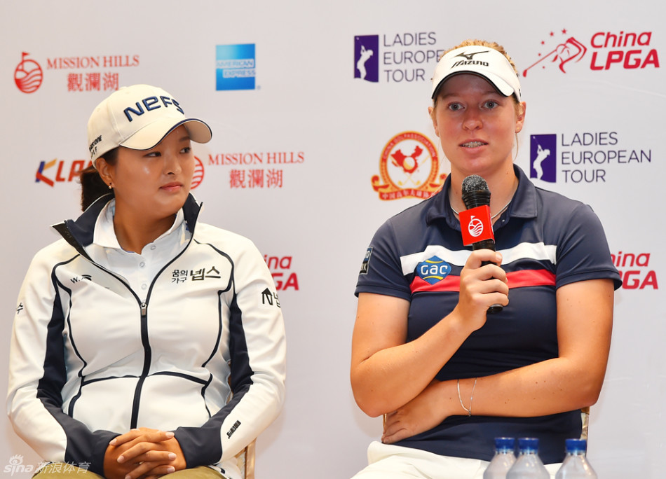 中国高尔夫球协会副主席兼秘书长张小宁(左)与中国高尔夫球协会特邀副主席潘仲光(右)在活动间隙进行交流,共同谋划赛事发展。