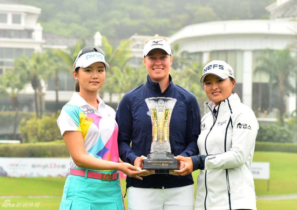 韩国实力名将高真荣与丹麦新锐球星妮可·拉尔森在镜头前并肩站立,两位来自不同巡回赛的顶尖高手通过本次赛事同台竞技,笑容中流露出对比赛的期待与尊重。