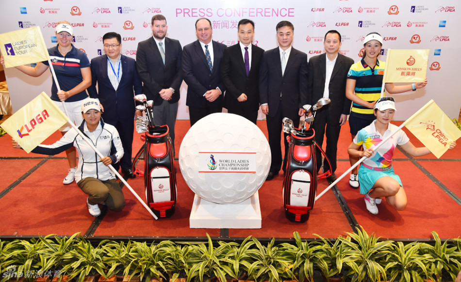 中国高尔夫新生代领军人物林希妤与石昱婷在新闻发布会后亲切合影,两人面带微笑,展现了当代中国女子高尔夫球员的自信与风采。