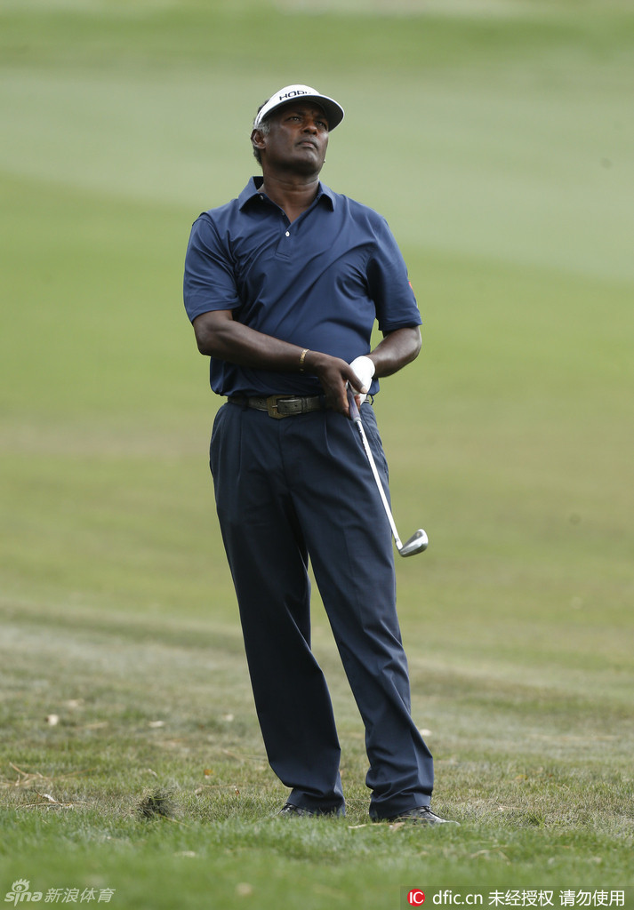 传奇名将维杰·辛格面露凝重，紧抿的嘴唇和深邃的眼神透露出对当前赛局的深思与不容有失的决心。