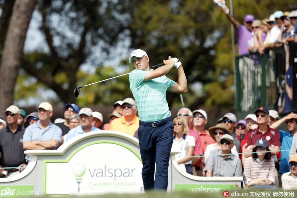 南非重炮手布兰登-格雷斯完成一记全力挥击，身体呈现出完美的扭转与释放，球杆所指即是力量奔涌的方向。