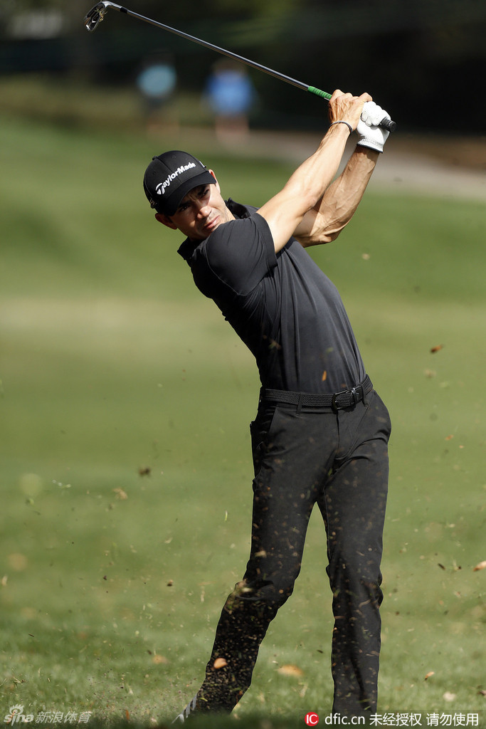 卡米洛·维拉加斯在击球瞬间展现出独特的个人风格，专注的神情与鲜明的穿着成为绿茵场上一道亮眼风景。