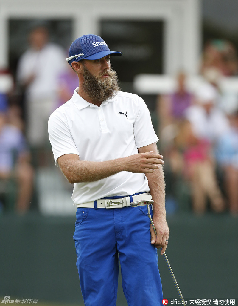 高尔夫球离开比尔·哈斯的球杆，向着果岭旗杆方向精准飞去，这是一次关键时刻的攻果岭之战。